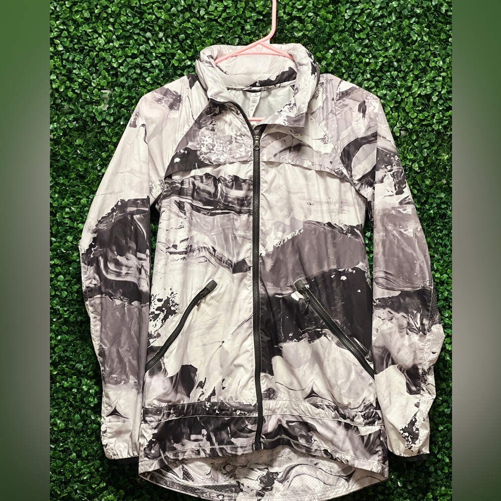 Lululemon Miss Misty Black and White Pack It Up Jacket. Size 4